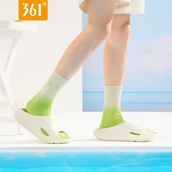 slippers (4) slippers (4)